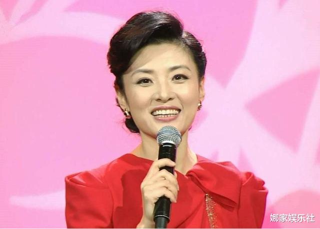 周涛年轻时照片曝光,喇叭裤白衬衣勾人回忆,主持春晚17次创纪录