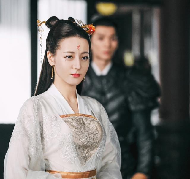 当热巴和杨幂同穿古装白衣,终于知道异域脸和少女脸哪个更合适
