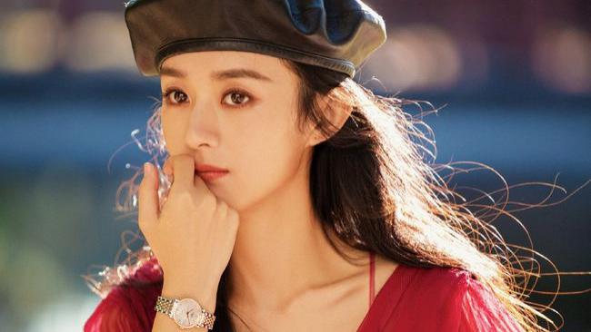 赵丽颖ELLE2021年开年刊，演绎格纹裙的文艺清新，红纱裙的明媚俏丽