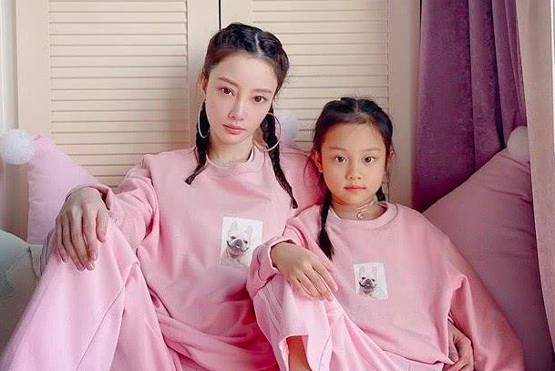 李小璐带着小甜馨如此的敲锣打鼓