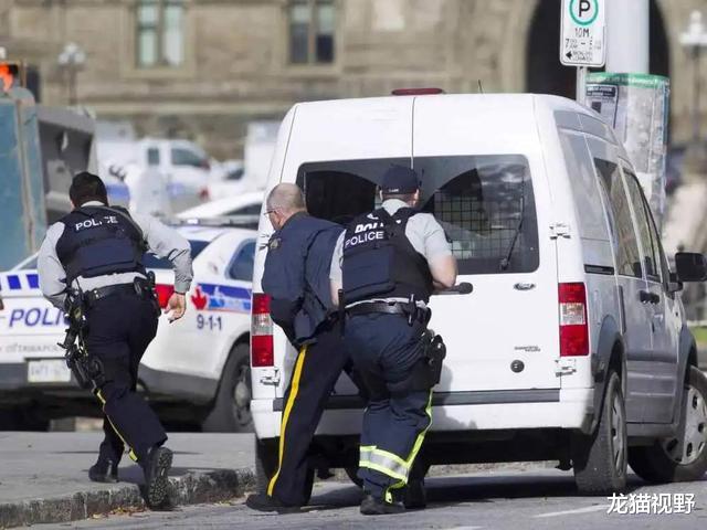 美国街头枪声大作 多名警察中弹倒地不起 特朗普 该军队出马了 军事资讯 娱乐新闻网