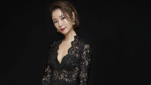 林心如▲霍建华快来管管你老婆！林心如\真空\穿深V裙，怕走光还要用手遮