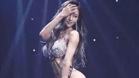 释小龙|曾因太美“迷晕”了释小龙，随后却嫁给黑人生子，如今的颜值“一言难尽”！