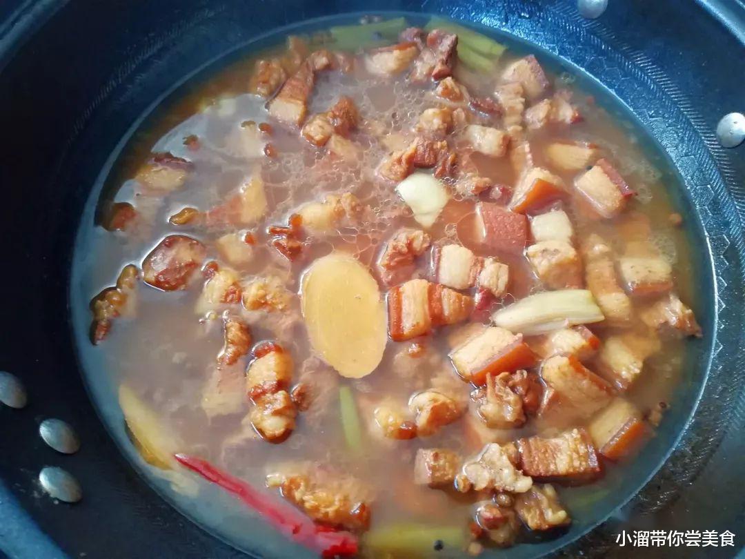 猪肉炖粉条,即是菜也是主食,粉条劲道爽滑,特别适合冬季吃!