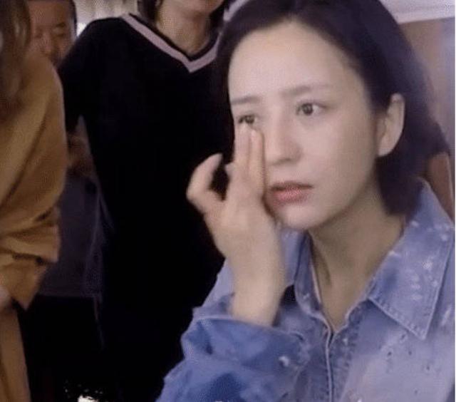 36岁佟丽娅幕后素颜照曝光，与