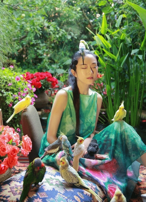 杨丽萍和男徒弟跳舞太投入?当镜头拉近后,网友难以接受