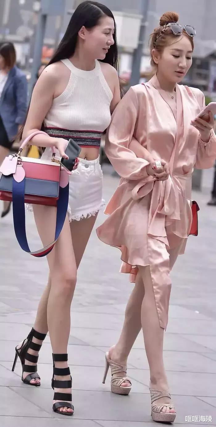 街拍:看得出来,美女出门的时候有些大意了!