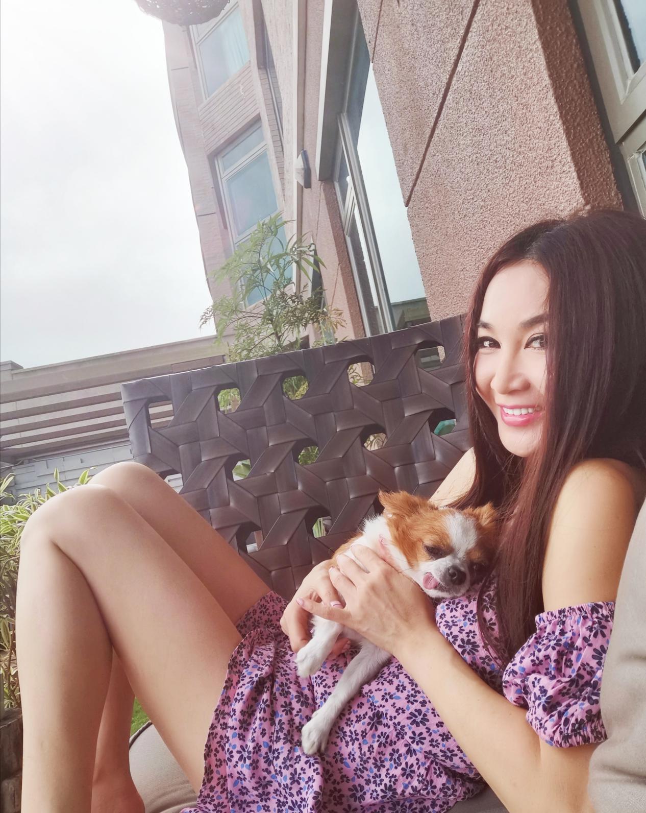 温碧霞不服老!一袭紫色花朵裙清新洋溢,穿衣风格太像90后