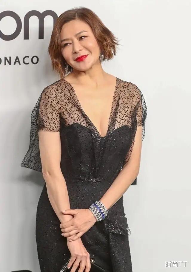 关之琳57岁身材有多丰满?吊带显凹凸感,看到紧身舞蹈服我闭嘴了