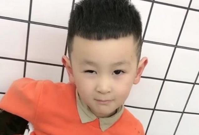 小男孩模仿潮男剪了款发型后,气质居然意外变得高冷了