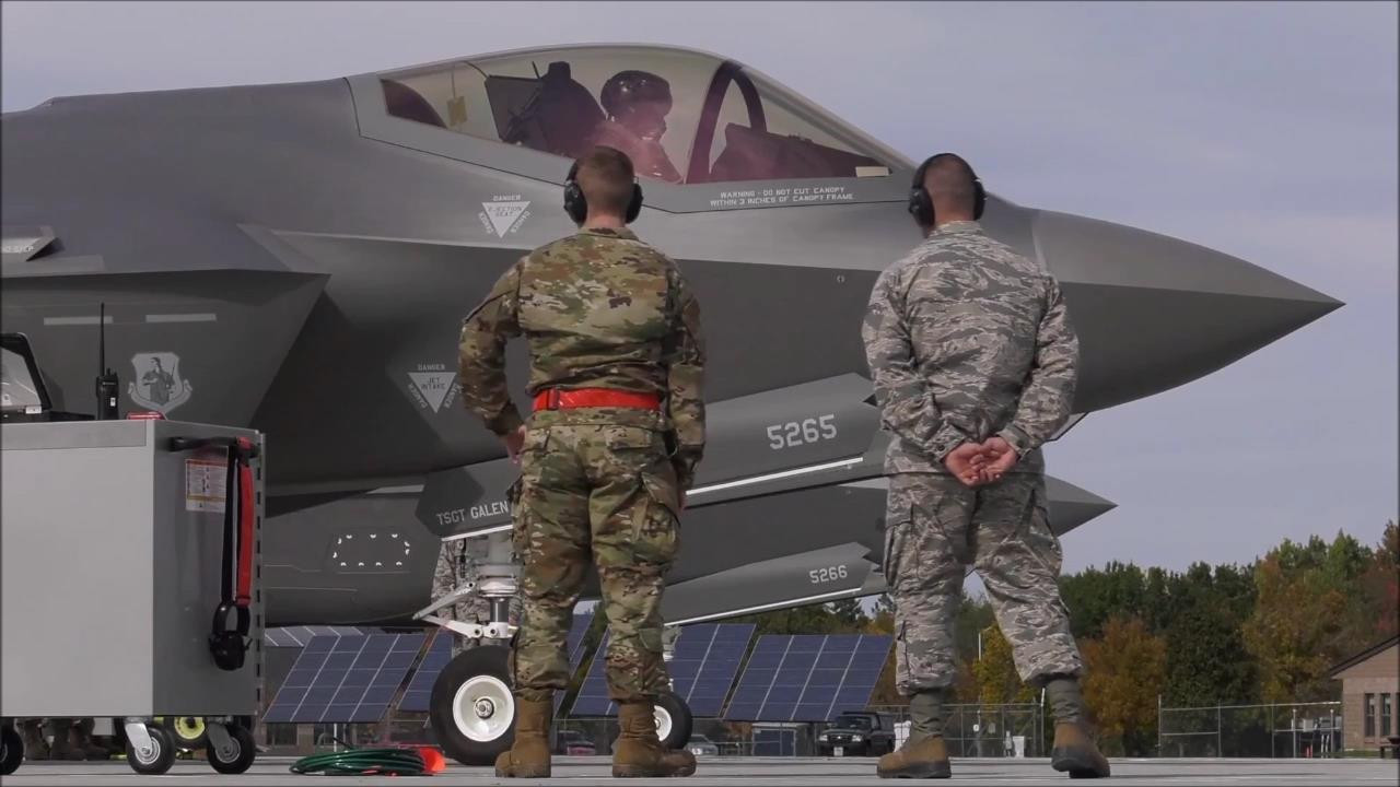 实拍F-35“闪电”战机起飞机翼拉出两道白色涡流