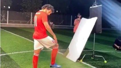 广州恒大队宠拍摄广告，模仿球王经典镜头，恒大球迷慌得一批