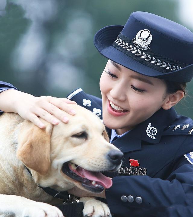 女星穿警服 杨颖端庄 李沁英姿飒爽 鞠婧祎像 闹着玩 的 娱乐资讯 娱乐新闻网