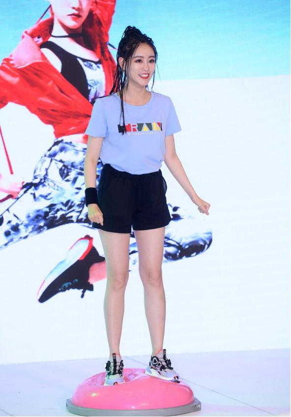 "周芷若"穿运动装也挺美,"三七"身材穿大短裤,真让人羡慕