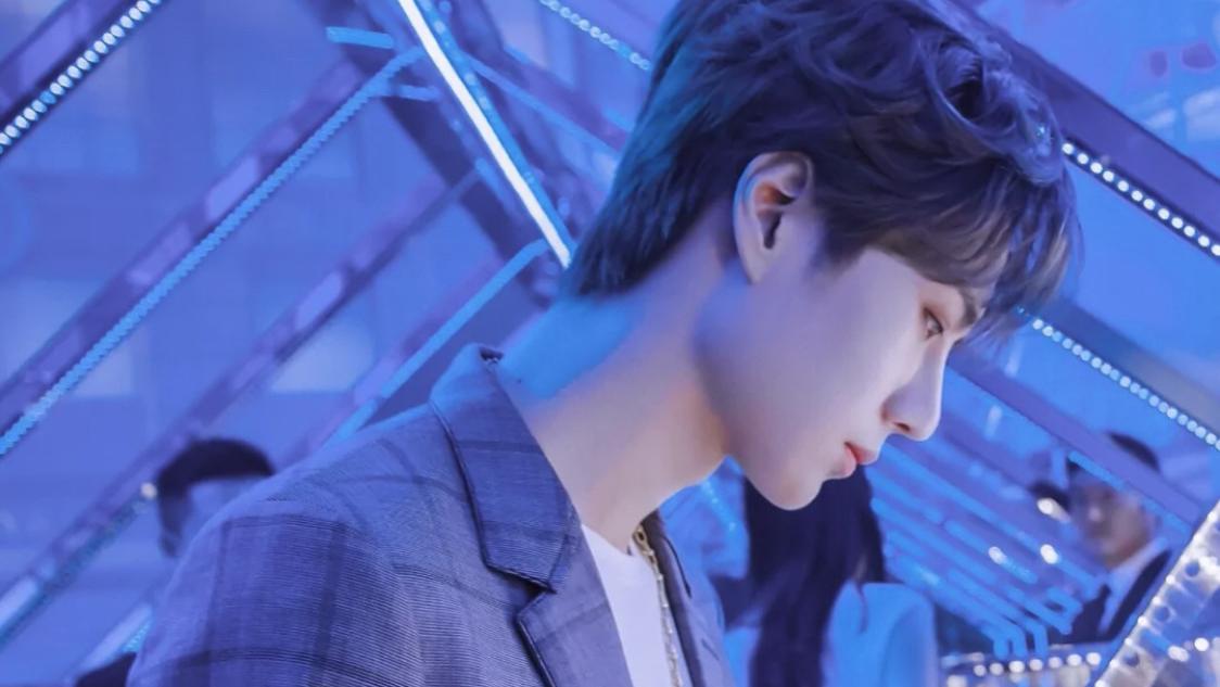 王一博|王一博：镜头前光鲜亮丽，镜头后手背、膝盖、眼睛都是红的