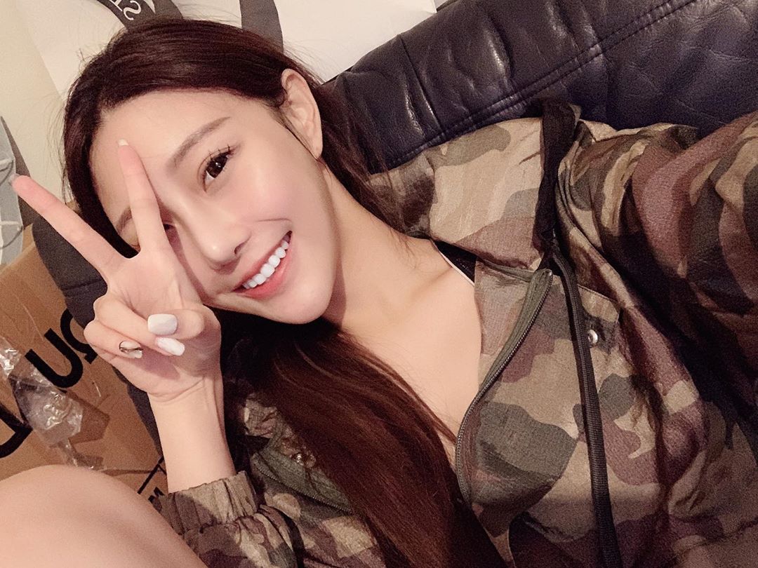 台湾正妹芮咪的甜美微笑眼眯成一条线