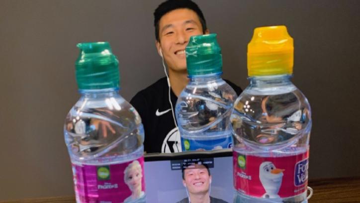 『』贤内助！武磊连线央视直播设备曝光，妻子用3瓶水和纸卷筒固定手机