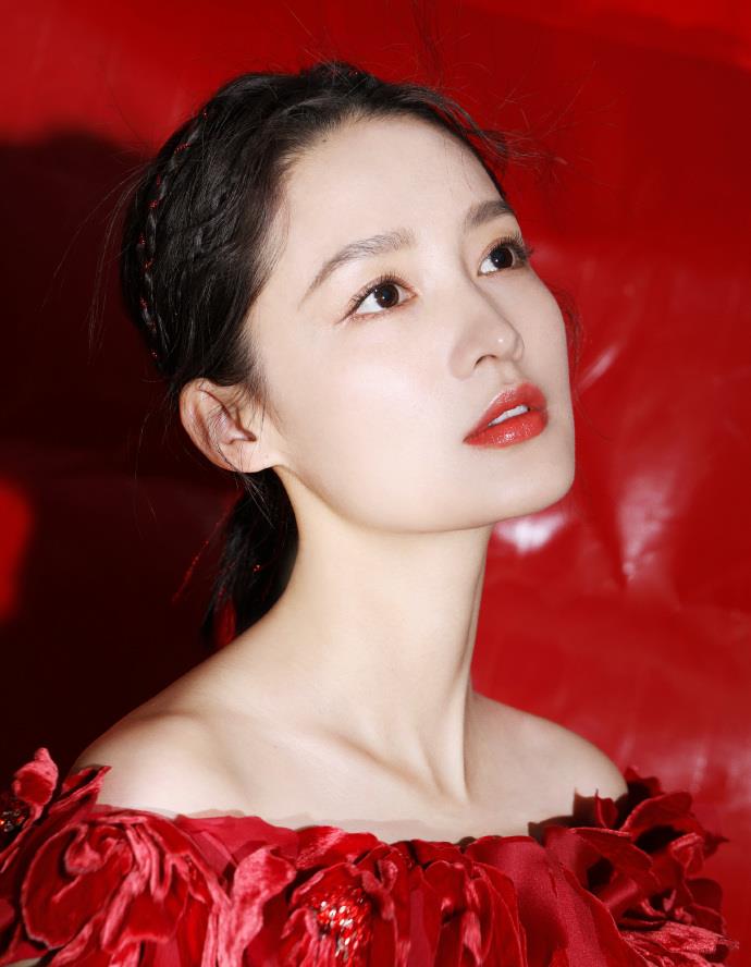 1月24日女演员李沁的工作室晒出了一组李沁的美照,穿一袭大红"人鱼裙