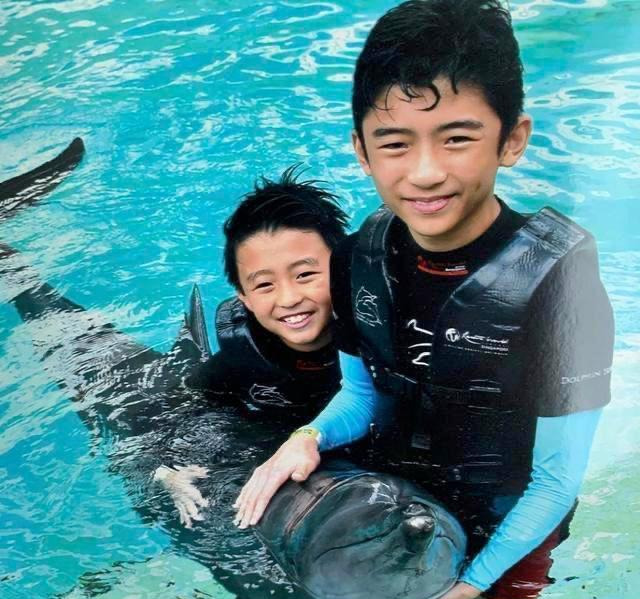 谢霆锋大儿子初长成,12岁发育太早熟,8块腹肌抢镜荷尔蒙爆棚