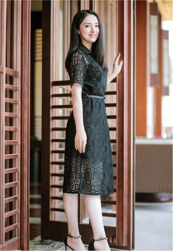 董璇越来越美了,"多肉"的身材穿蕾丝裙,曲线比例都令人心动