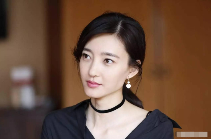 耍手段抢走王丽坤8年男友, 如今生完一儿一女, 才31岁