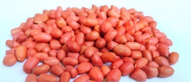 同样是花生 红皮花生和白皮花生哪个更营养 下次别买错了 美食资讯 娱乐新闻网