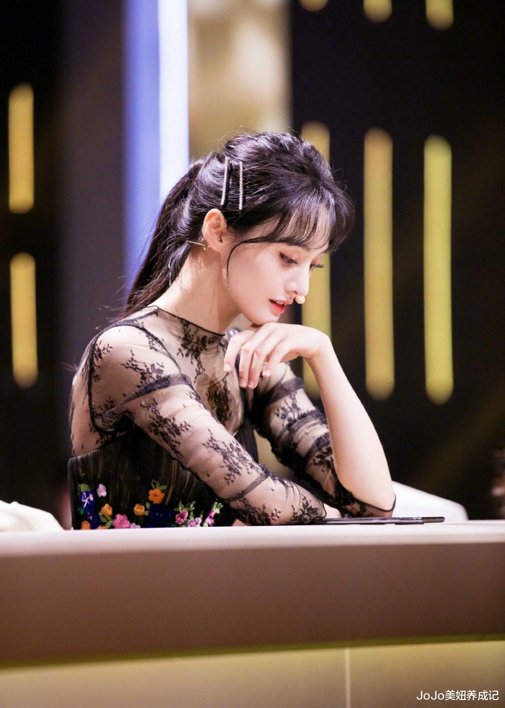 168cm郑爽和172cm关晓彤 都在礼服上搭立体小花 谁才是真腿精 时尚资讯 八戒游戏