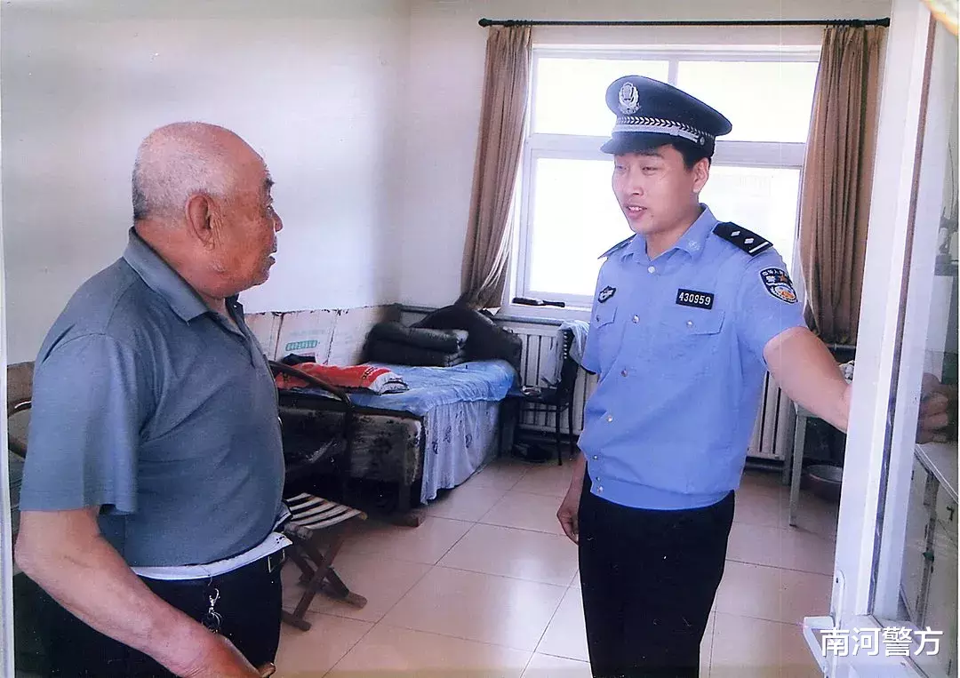 迎光向前 追光不止 我们都是 追光者 早安 政务资讯 娱乐新闻网