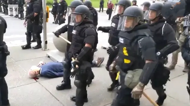 美警推倒老人跪杀黑人后 不服上层处罚 集体辞职不干 社会资讯 娱乐新闻网