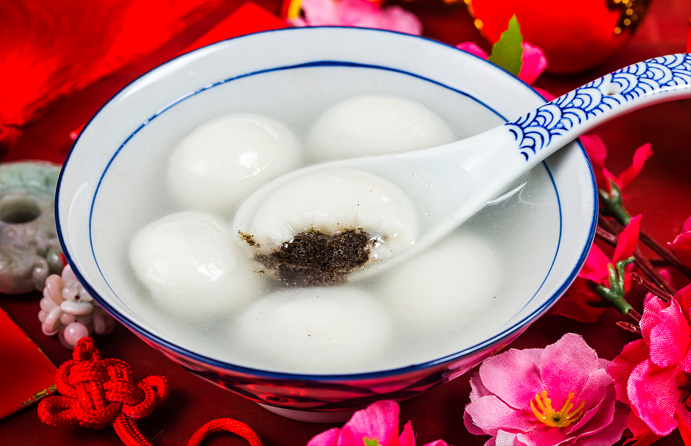 冬至最配的黑芝麻汤圆,尤其是自家做的!甜而不腻,快学!