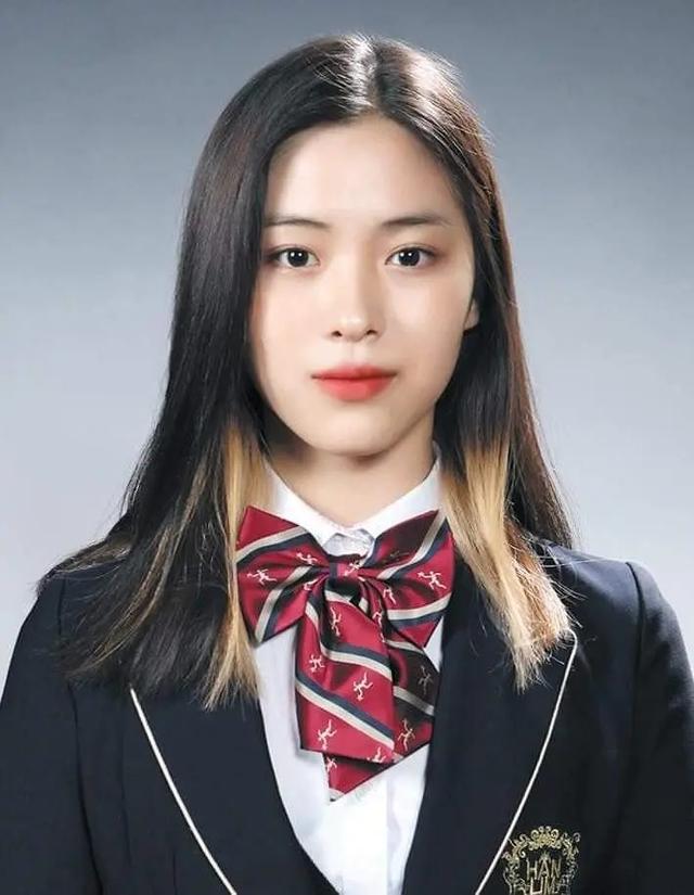 首尔艺高 吴世勋 yeri 馆长认为翰林的校服更严肃更庄重,而首尔艺高的