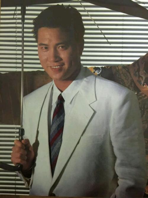 曾被抛弃的他成为了香港巨星,更是一手提拔了周星驰,娶了小16岁的空姐