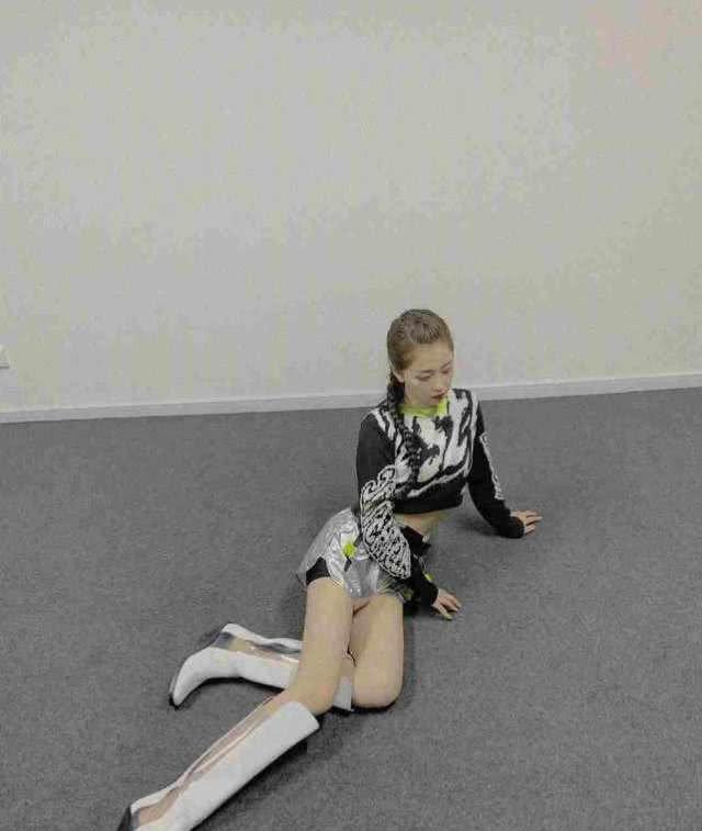 虞书欣真大胆,穿3分短裤拍写真,跪在地上那刻:这身材真不是盖的!