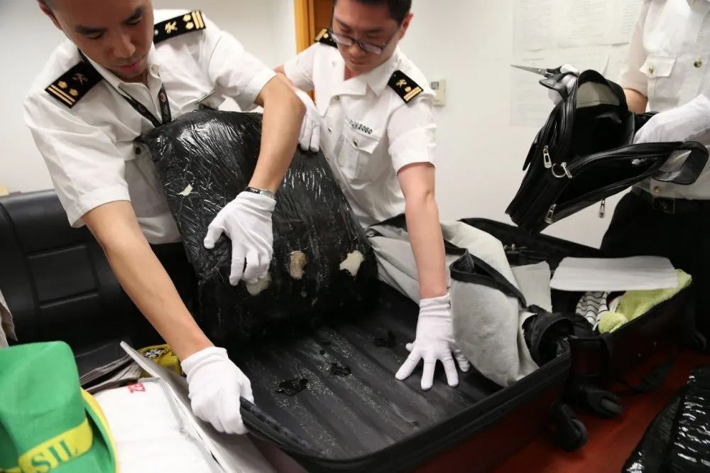 专题特写 入境包裹 暗藏玄机 海关缉毒火眼金睛识破 未分类资讯 娱乐新闻网
