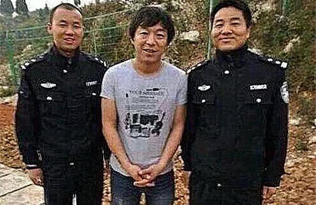 和警察叔叔合影指南 这个c位千万别抢 连王菲都hold不住 娱乐资讯 娱乐新闻网