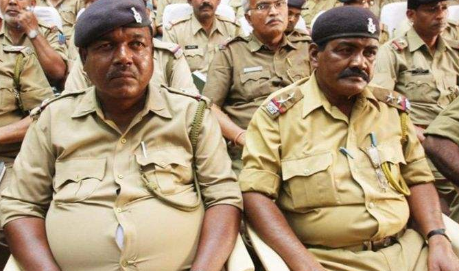 奇葩的印度警察 棍棒打人执法 留胡子能加薪 因肥胖每年死3000 历史资讯 娱乐新闻网