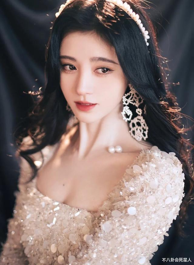 鞠婧祎人设又翻车 品牌方称礼服只为她定制 结果去年秦岚已穿过 娱乐资讯 存满娱乐网