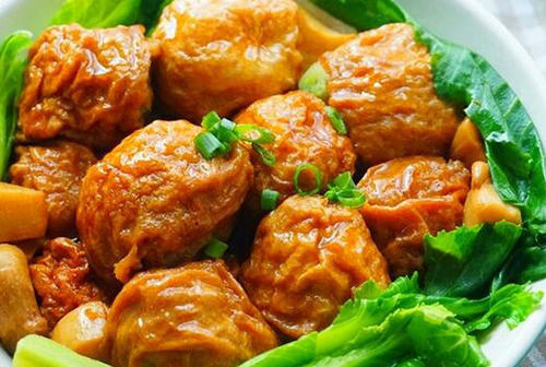 油面筋酿肉,搅拌好一份弹牙的肉馅会丰富菜肴的口感