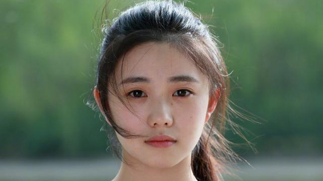 张艺谋|00后谋女郎未出道接三部大片，还搭档易烊千玺，导演坦言她没背景