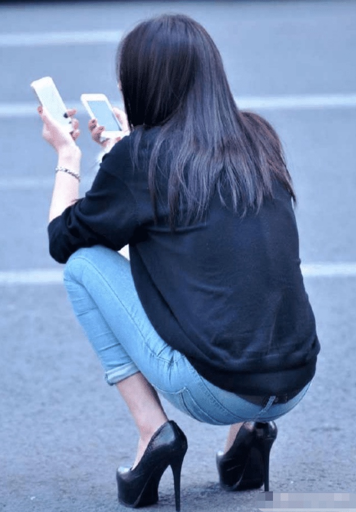 穿高跟鞋蹲下来还这么轻松,毫无疑问,身材是极好的
