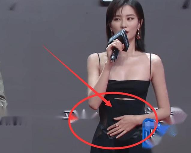 女明星为什么要捂肚子走红毯?看到乔欣放下手后,瞬间就懂了