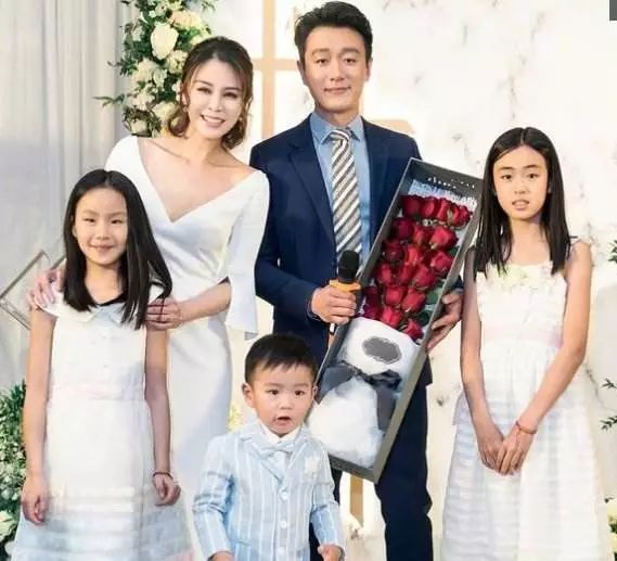 堪称最强 师生恋 老师八年生3孩子 如今41岁依旧魅力十足 娱乐资讯 娱乐新闻网