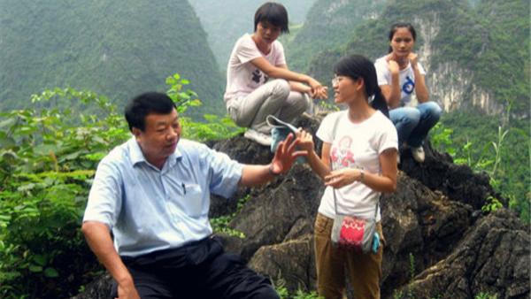 让石缝里长出大学梦丨哪怕是去化缘，也要筹钱让我的学生走出瑶山