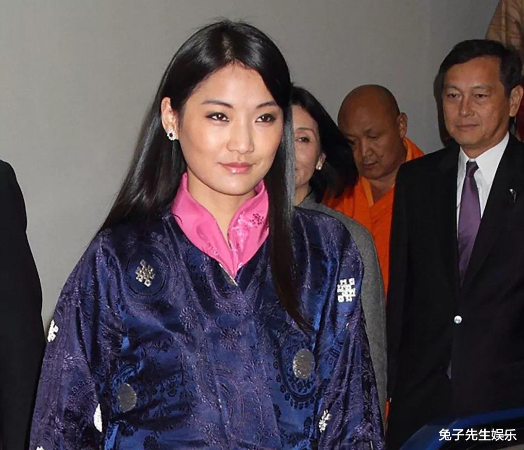 40岁不丹国王宠爱王后,带佩玛骑双人车出行,夫妻感情更进一步