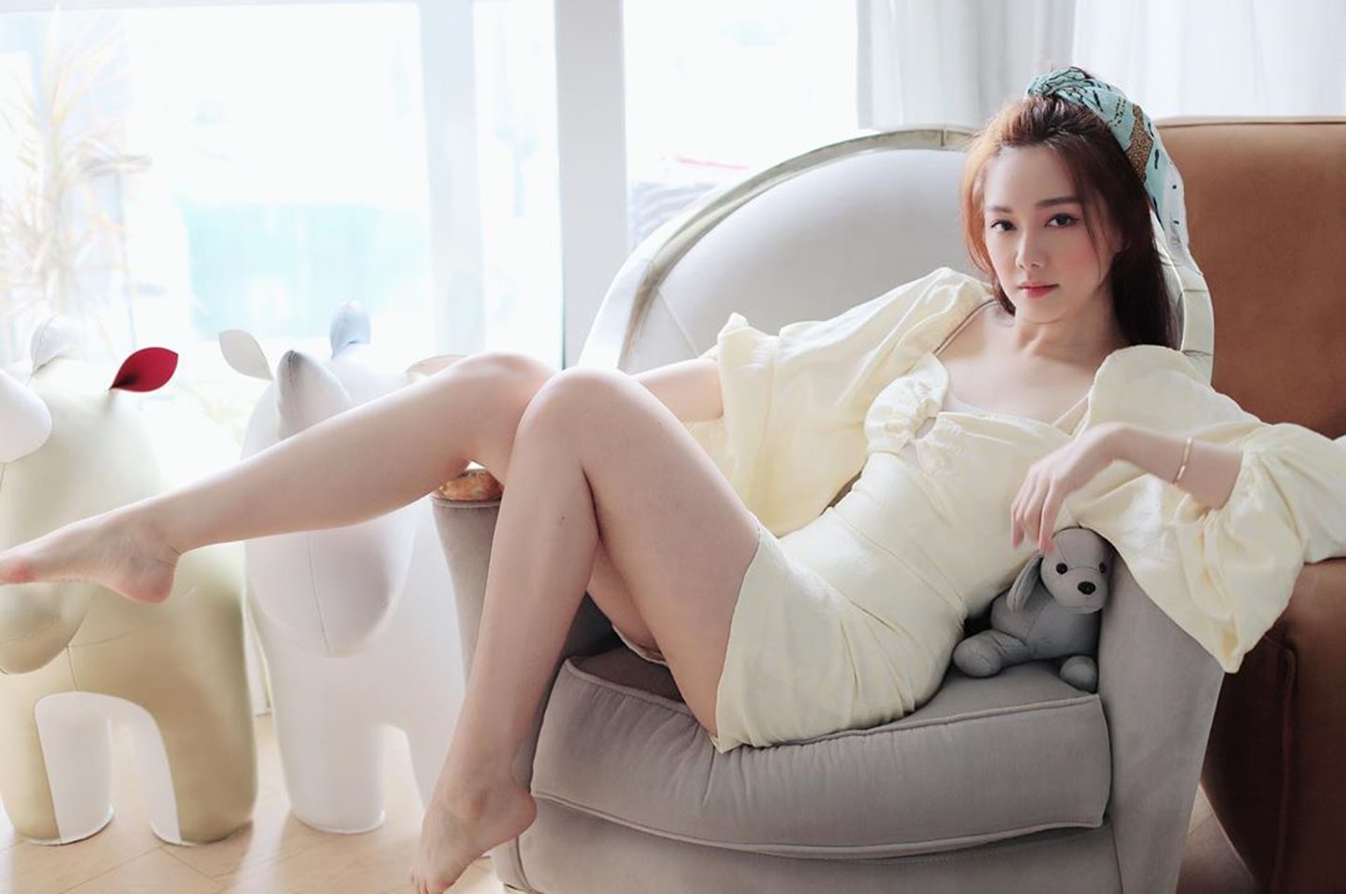 【汤洛雯迷你短裙晒白滑长腿！网