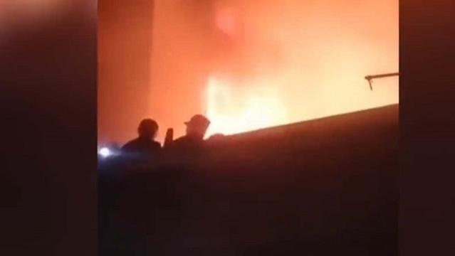 浙江舟山，一居民楼突然火灾，现场浓烟滚滚火光冲天