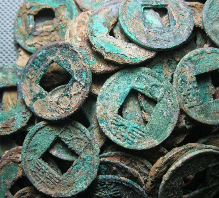 据考古资料和文献记载，西汉铸造