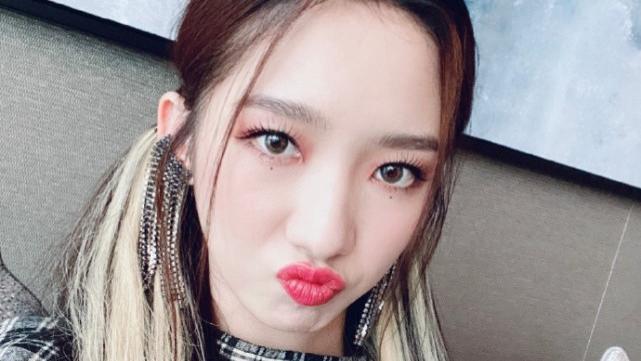 孟美岐|孟美岐又出事！航班座位被偷换，哀求私生太卑微