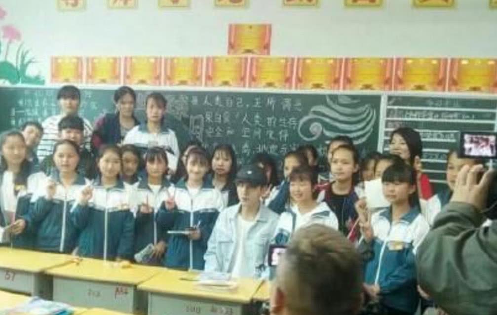 也有网友说,梁小友被李宏毅宠成了公主