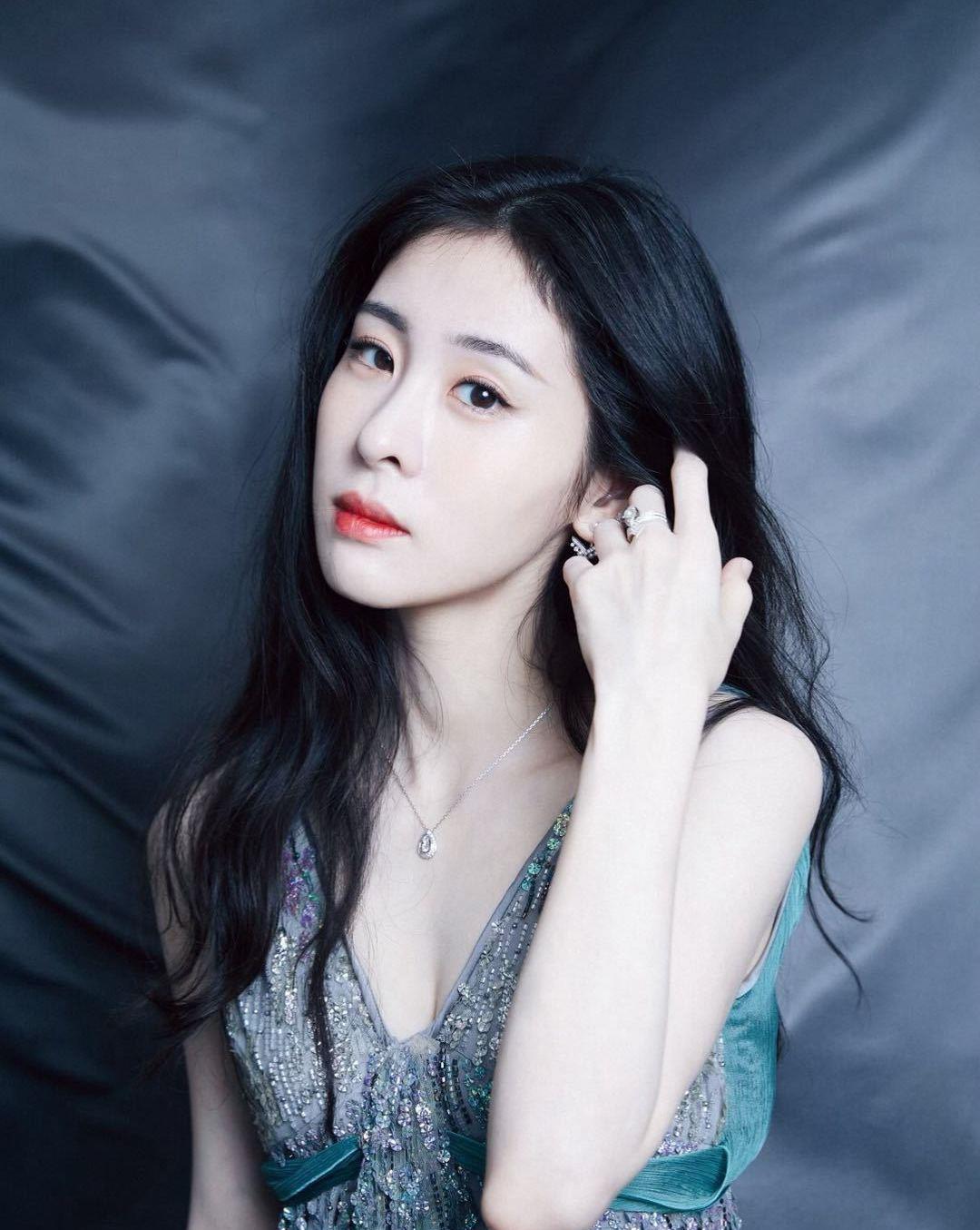 秋装不做隐形人, 张碧晨的礼服学到了, 足以让你成为亮点